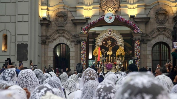 Miles de personas llenaron las calles de Lima para venerar al Señor de los Milagros