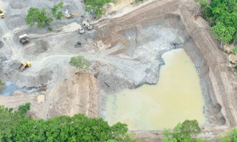 Entre las evidencias halladas en el operativo figuran cinco retroexcavadoras, 500 galones de diésel y cinco motores de succión / Foto: cortesía Ejército ecuatoriano