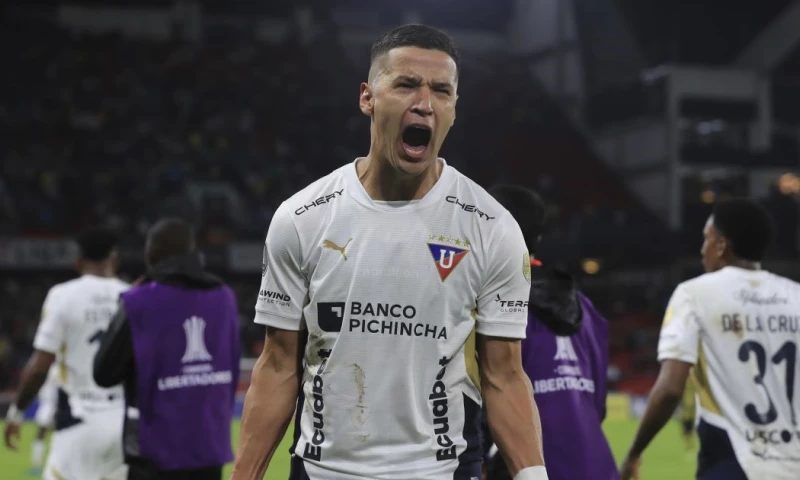 El delantero paraguayo, Álex Arce, anotó 2 goles / Foto: EFE