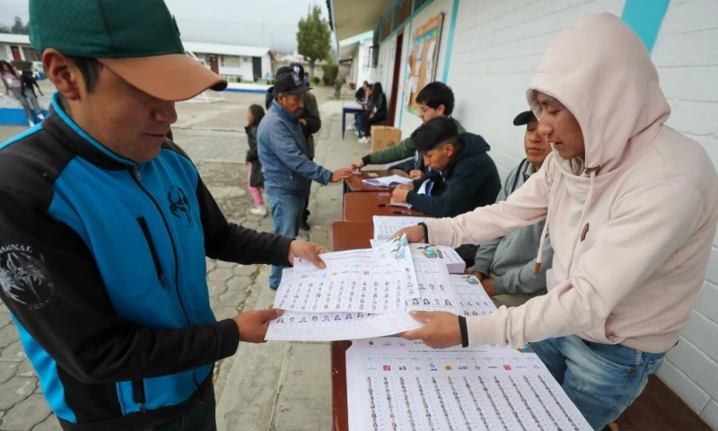 González y Noboa hicieron denuncias públicas sobre supuestas irregularidades registradas en el proceso electoral / Foto: EFE