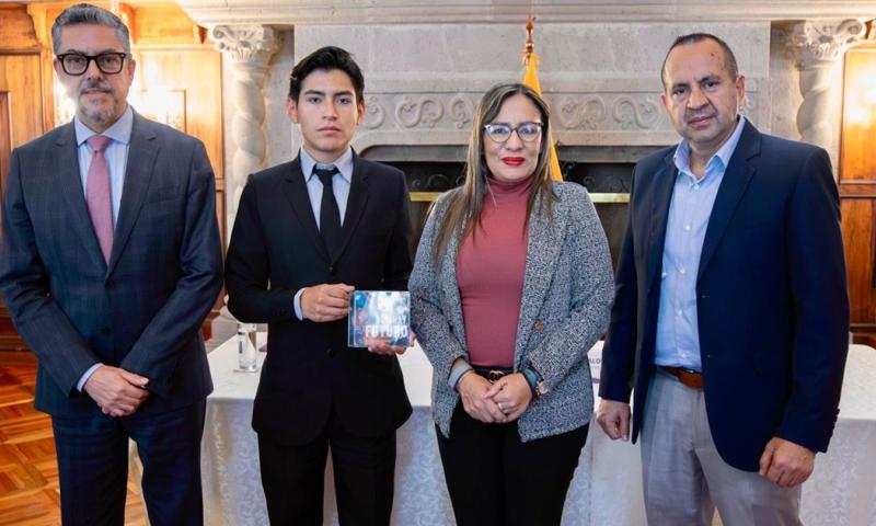 El viceministro de Movilidad Humana, Alejandro Dávalos (izquierda), y la ministra de Inclusión Económica y Social, Zaida Rovira, presentaron el catálogo / Foto: cortesía Cancillería