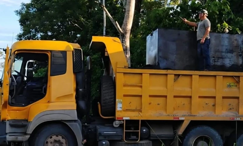 Durante los operativos también se detuvo a una persona, quien fue entregada a las autoridades competentes / Foto: cortesía Ministerio de Defensa