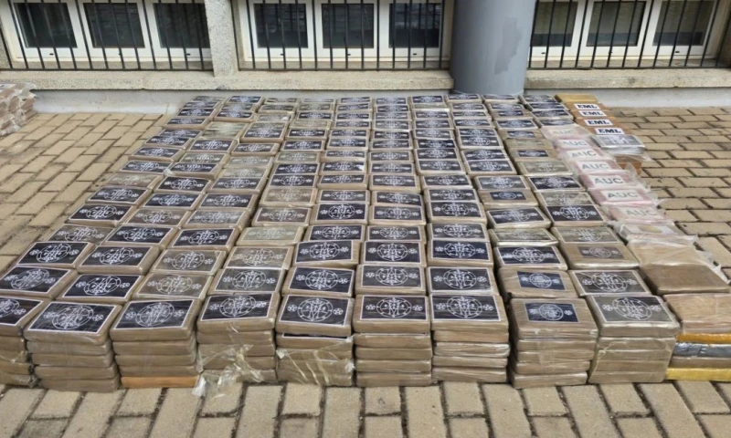Los agentes intervinieron 873 kilos de cocaína y detuvieron a cinco hombres / Foto: cortesía Policía España