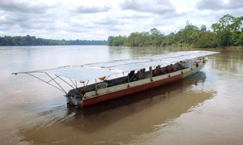 La canoa solar tiene el diseño de la que usan los indígenas cofanes. Cuenta con un techo de 32 paneles solares. Foto: La Hora
