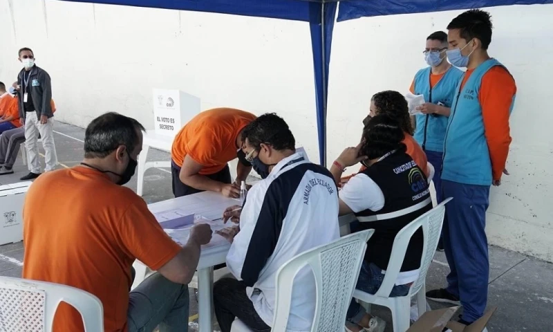La votación en la segunda vuelta se inicia con las personas privadas de libertad / Foto: EFE