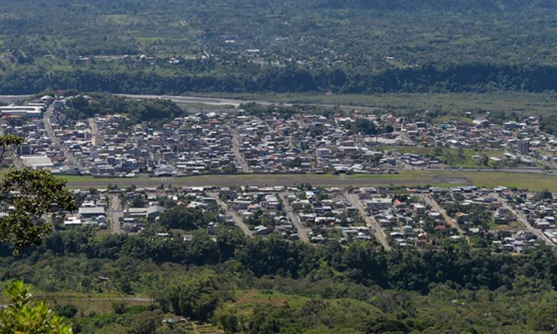 La ciudad ha crecido y requiere mayor atención, según sus autoridades municipales. El aeropuerto está enclavado en el centro mismo de la ciudad. Foto: El Telégrafo