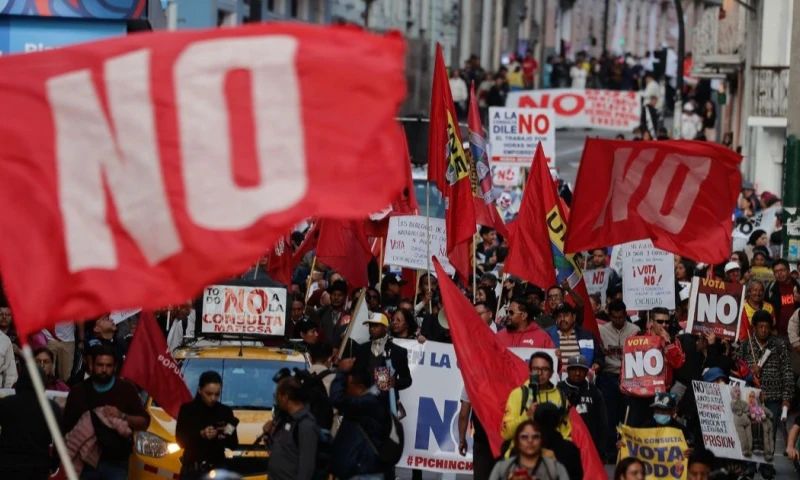 La marcha tuvo lugar a cuatro días del referéndum convocado por el presidente Daniel Noboa / Foto: EFE