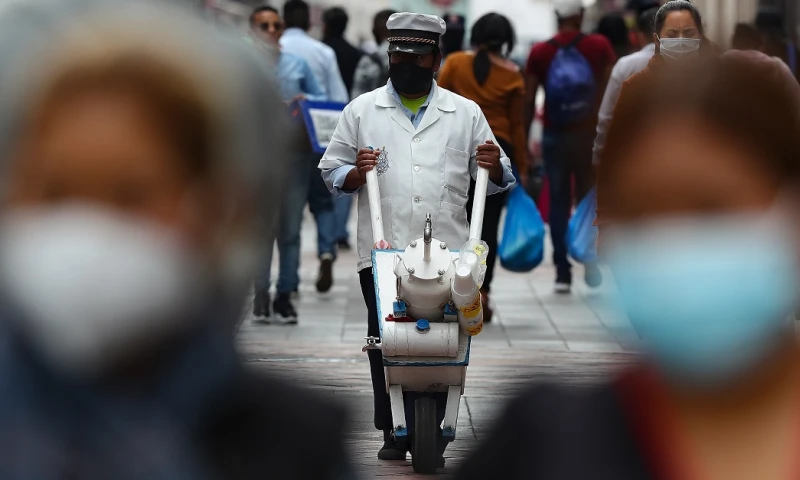 Ecuador suma 1.413 nuevos contagios de covid-19 y acumula 374.775 casos / Foto: EFE