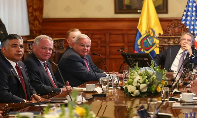 La comitiva, encabezada por el senador republicano Bob Menéndez fue recibida por Lasso y su ministro de Relaciones Exteriores, Gustavo Manrique / Foto: EFE