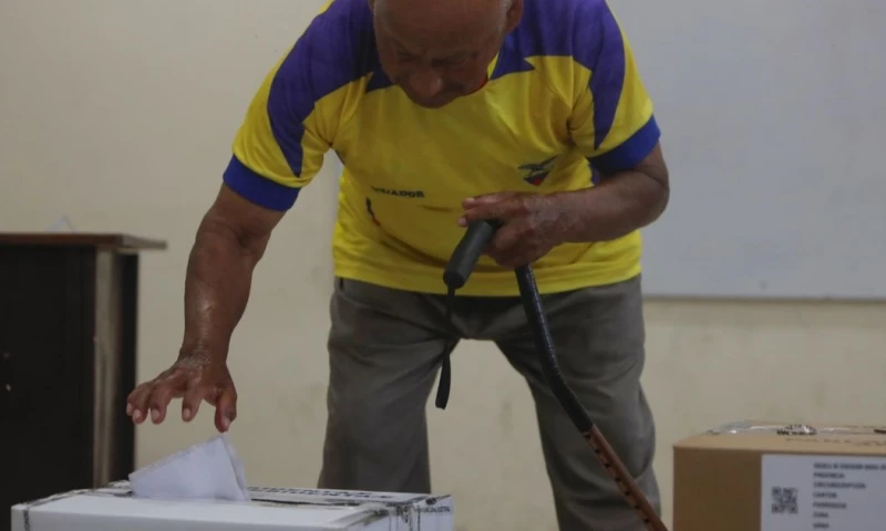 Los votos blancos alcanzan hasta el momento, 2,16 % y los nulos 6,80 % / Foto: EFE