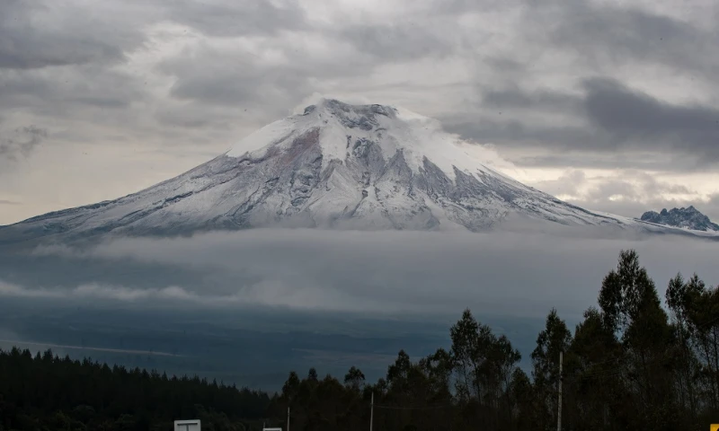 El Instituto Geofísico indicó que se pudo divisar en la mañana una emisión de vapor que alcanzó los 200 metros de altura sobre el cráter / Foto: EFE