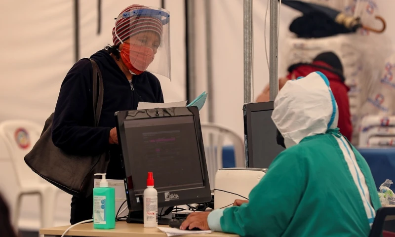 La cifra de decesos se reparte entre los 9.469 confirmados con pruebas PCR y los 4.554 probables por la enfermedad, indicó la cartera sanitaria en su parte oficial diario. Foto: EFE