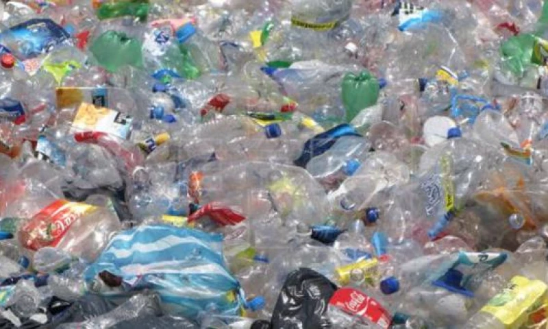 Imagen referencial. Por 15 botellas plásticas un usuario de la Metrovía en Guayaquil puede pagar su pasaje. Foto: El Comercio