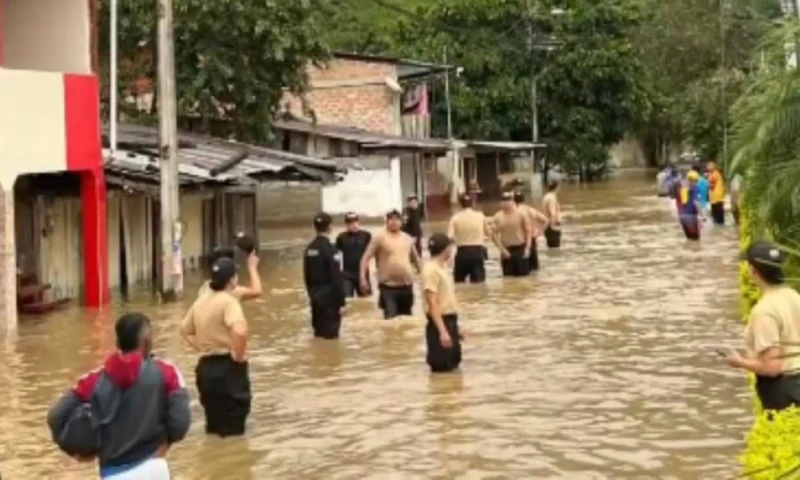 El desbordamiento del río Zamora ha provocado severas inundaciones / Foto: cortesía Policía Nacional