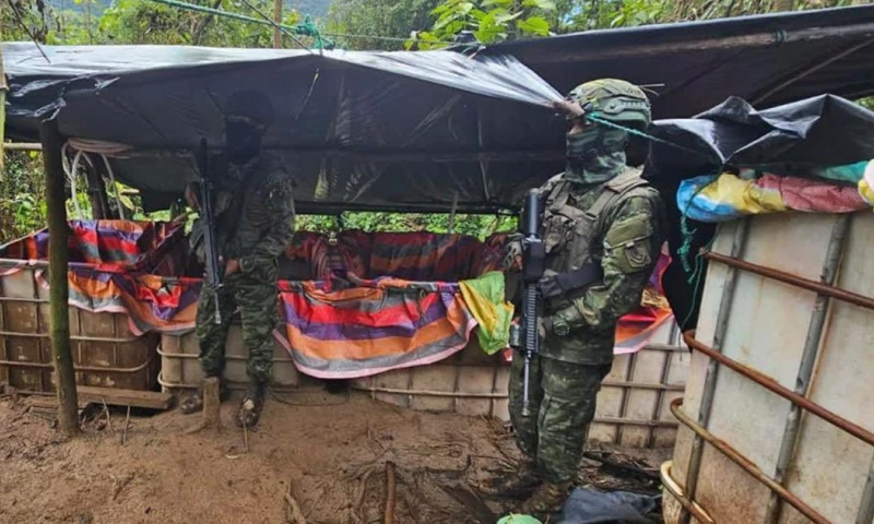 Los militares también hallaron una piscina artesanal incinerada / Foto: cortesía Ejército ecuatoriano