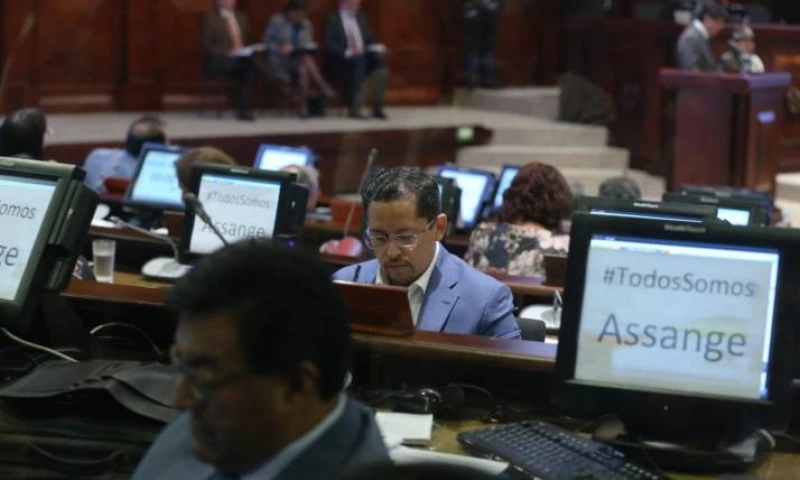 Desplante. Los correístas no quieren ni oír al canciller. Primero, le dieron la espalda cuando hablaba. Luego, todos abandonaron el salón del Pleno. Foto: Expreso