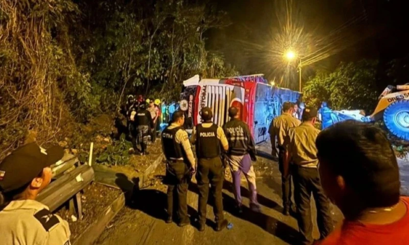 Agentes del Siat arribaron al sitio para iniciar las indagaciones que determinen las causas del choque / Foto: cortesía ECU-911