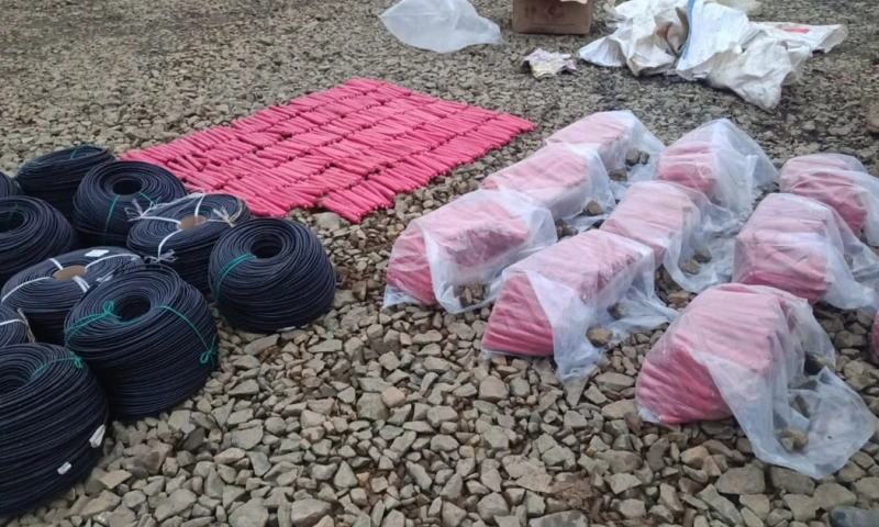 En la operación se incautaron de 93.000 metros de cordón detonante, 73.000 detonadores, entre otros / Foto: cortesía FF.AA.