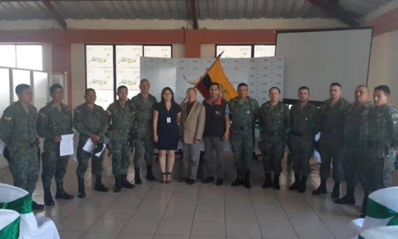 Foto: Expreso. Los militares fueron homenajeados por sus labores de rescate con las víctimas. 