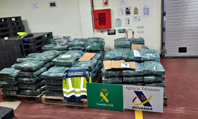 También incautaron 10.000 euros, armas blancas, dos coches de alta gama, ordenadores, teléfonos móviles y una máquina de contar, entre otras cosas / Foto: EFE