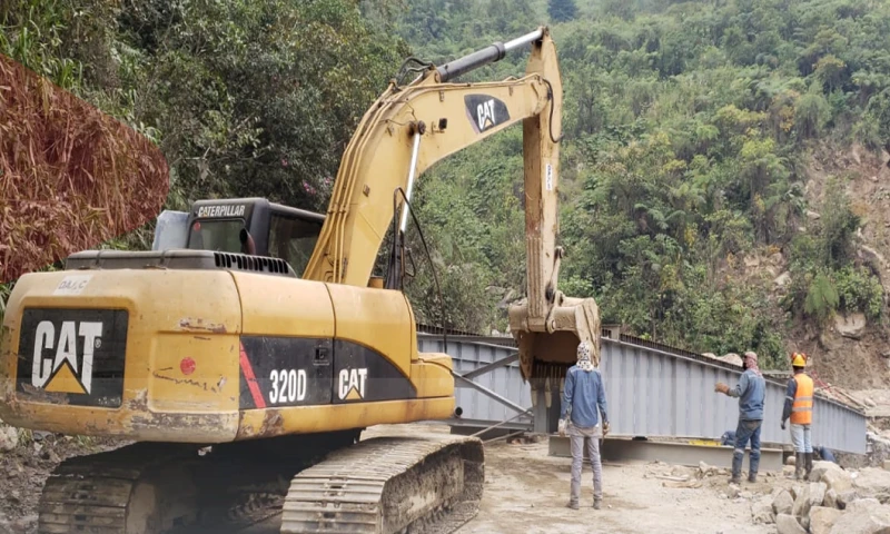 Tres de las cinco vigas del nuevo puente El Destrozo fueron lanzadas / Foto: cortesía ministerio de Obras