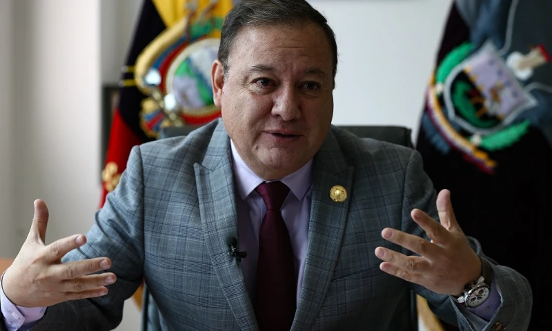 El Ministerio del Interior indicó que se reunió con el Comandante General de la Policía, Fausto Salinas, y el mando institucional para definir nuevas acciones / Foto: EFE