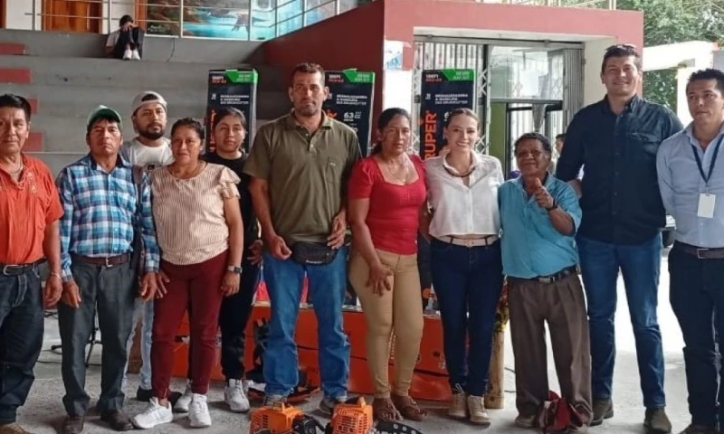 Los 65 kits entregados permitirán mejorar la participación de los agricultores en ferias locales / Foto: cortesía MAG