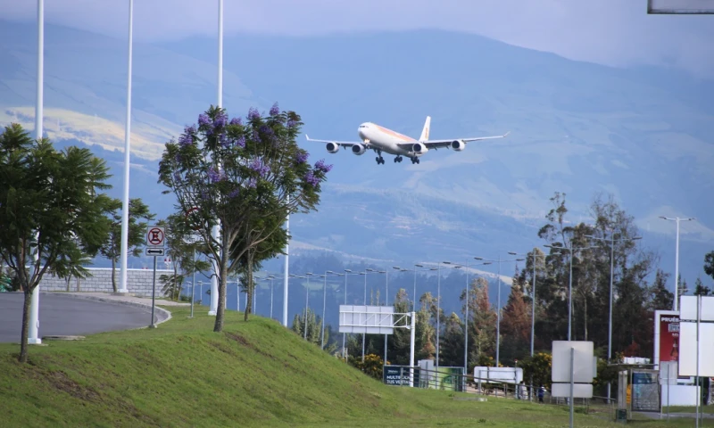 Se trata de la reducción de la tasa Eco Delta de 50 a 5 dólares y la tasa Ecuador Potencia Turística de 10 a 1 dólar / Foto: EFE
