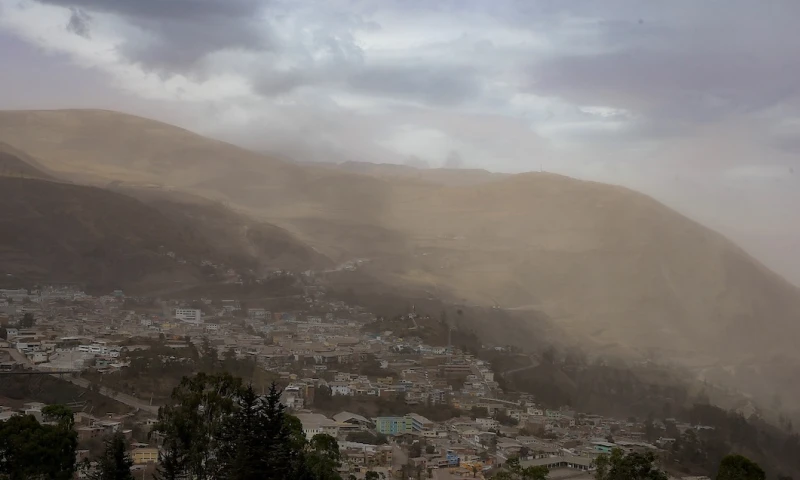 Caída de ceniza del Sangay afecta a cinco provincias / Foto EFE