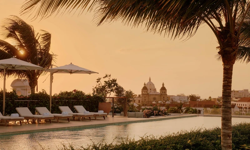El hotel abre sus puertas en uno de los barrios más vibrantes de Cartagena, combinando arquitectura patrimonial, gastronomía caribeña y una nueva forma de vivir la ciudad. 