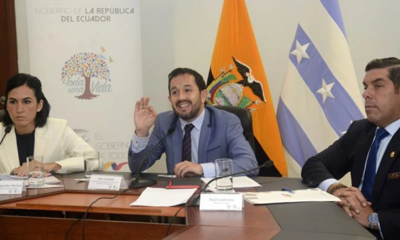 Rueda de prensa del ministro de trabajo Raúl Ledesma y el subsecretario General de acción política Iván Granada y María Alejandra Muñoz directora del servicio nacional de aduana denuncia sobre supuesto acto de corrupción. Foto: La República