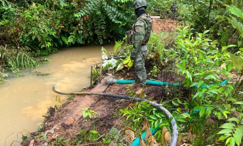Como resultado del operativo fueron inhabilitados tres campamentos de descanso utilizados por personas vinculadas a la actividad minera ilegal / Foto: cortesía Ejército Ecuatoriano