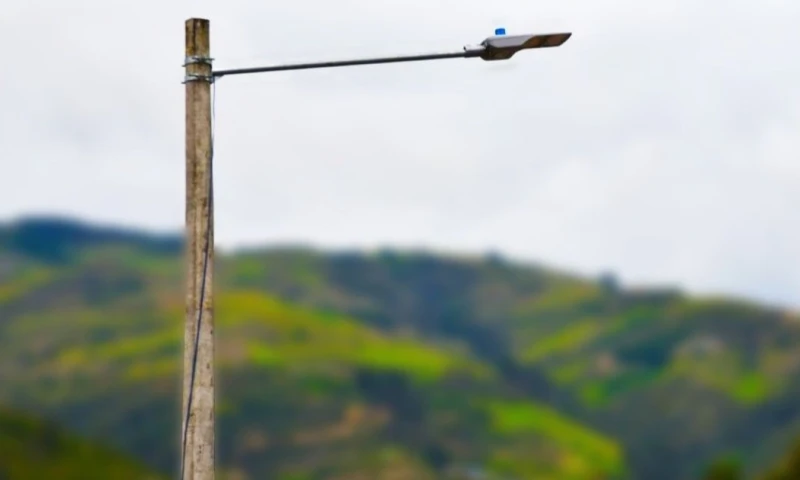 89 luminarias LED de 240 W fueron instaladas en Paute / Foto: cortesía Ministerio de Energía y Minas