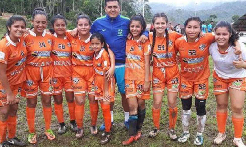Karen Chumpi (izquierda) con el uniforme de la Selección y con sus compañeras de equipo, Técnico Universitario. Foto: El Comercio