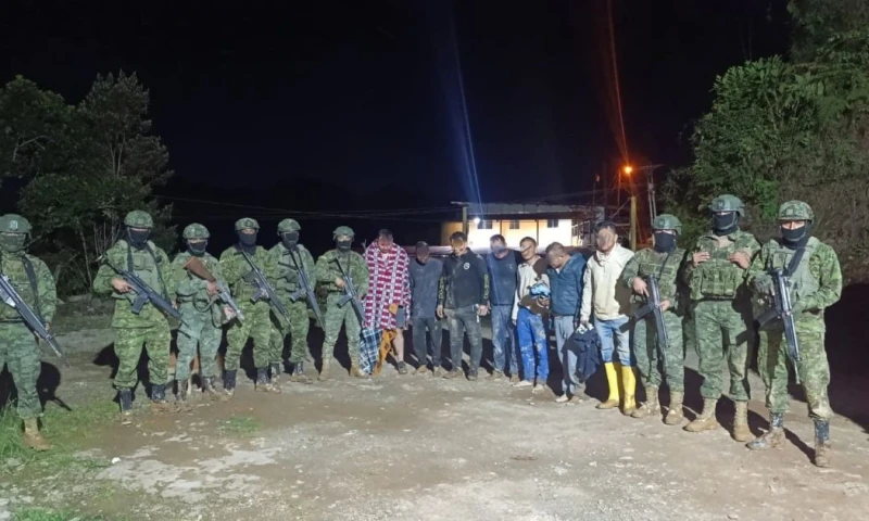 Se presume que estas personas están relacionadas con actividades de minería ilegal / Foto: cortesía Ejército ecuatoriano