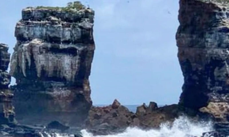 El Arco de Darwin, ícono de Galápagos, colapsó / Foto: Cortesía Héctor Barrera