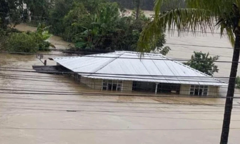 Los militares y los bomberos colaboran en las tareas de evacuación de familias / Foto: cortesía Ejército ecuatoriano