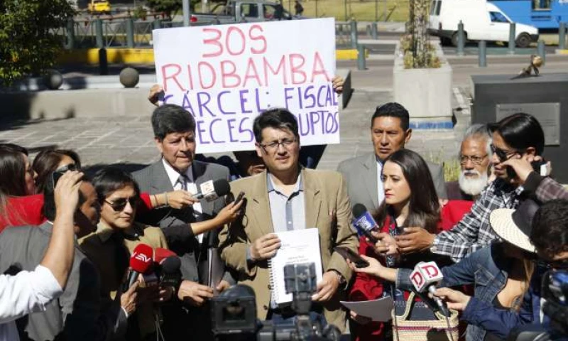 PEDIDO. La Mesa por la Verdad entregó manifiesto a Fiscalía. Foto: La Hora