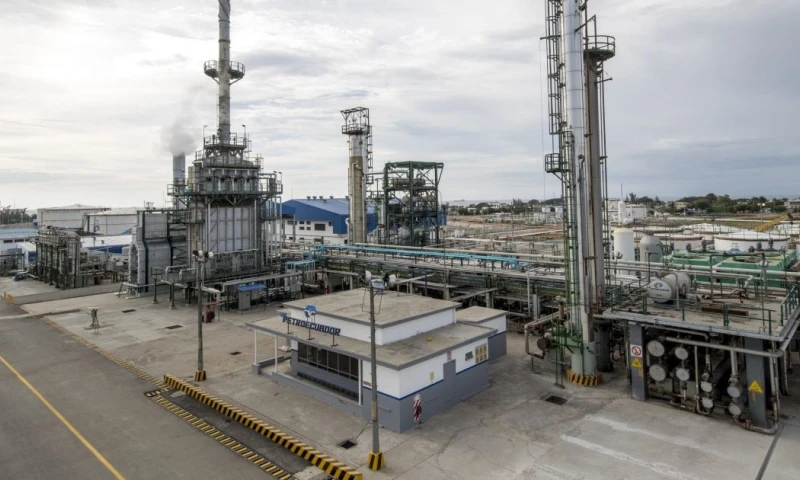 La Refinería La Libertad cuenta con una capacidad instalada de 45.000 barriles diarios y procesa crudo Oriente de 25,8 grados API / Foto: cortesía Petroecuador