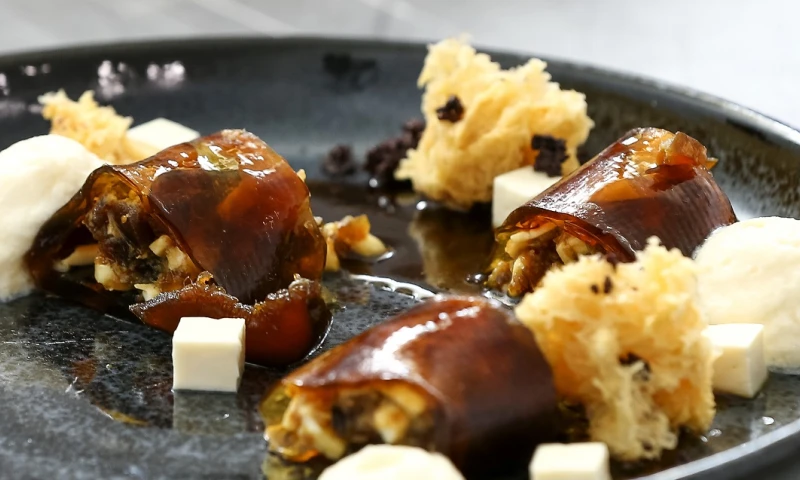 Los emblemas que ensalzará "QuitoNómika" son el hornado (cerdo asado al horno) con tortillas, la fritada (cerdo frito) y el seco de chivo, como platos principales / Foto: EFE