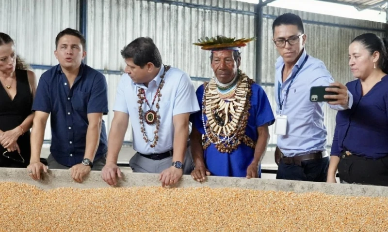 Danilo Palacios, ministro de Agricultura y Ganadería, se reunió con maiceros de Orellana / Foto: cortesía MAG