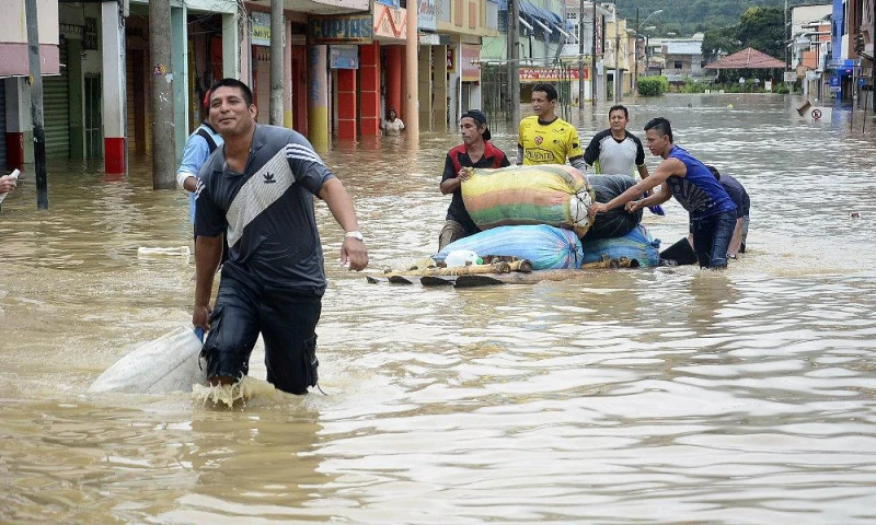 Inundaciones. La localidad manabita de Santa Ana está bajo al agua. Foto: La Hora