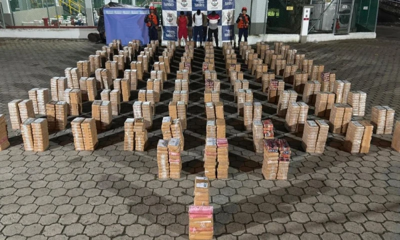 Se detuvo a los tres hombres que se encontraban a bordo / Foto: EFE