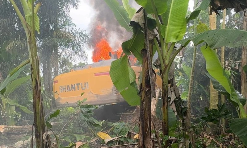 Durante la intervención se destruyeron dos excavadoras. / Foto: cortesía