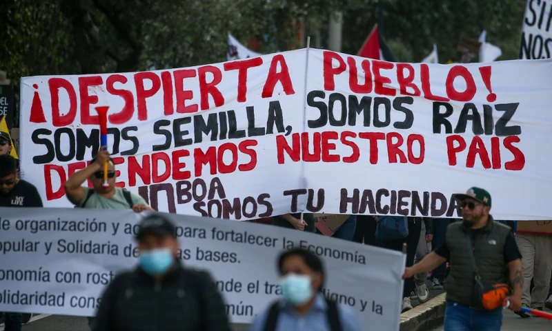 La marcha fue una de las más multitudinarias de una serie de protestas que se han registrado en Quito desde que Noboa anunciara uno de los mayores recortes de gasto público de los últimos años en el país/ Foto: cortesía EFE