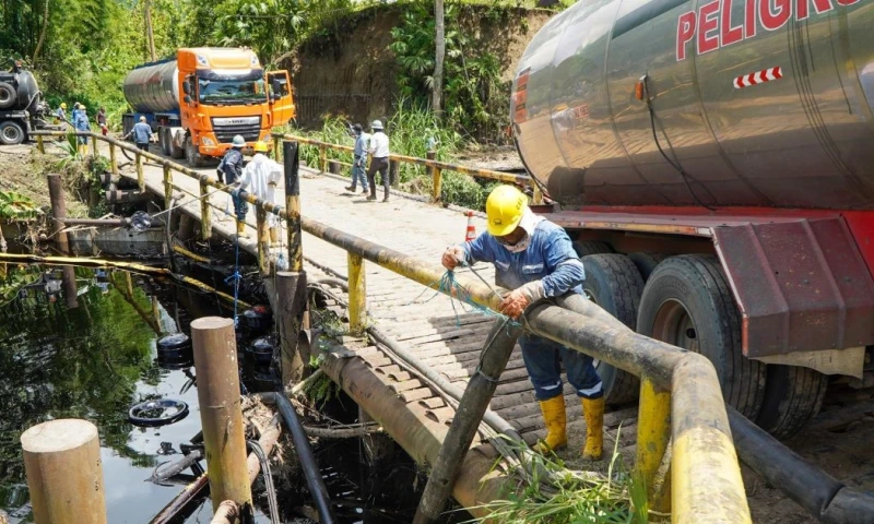 Distintas instituciones distribuyen agua potable en camiones cisterna en varios municipios para garantizar el abastecimiento / Foto: EFE