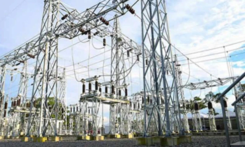 La obra comprende la construcción de: 46,8 kilómetros de redes de medio y bajo voltaje; la instalación de 92 luminarias de alumbrado público en vías y centros poblados; y, la instalación de 300 medidores bifásicos a 220V. Foto: América Economía