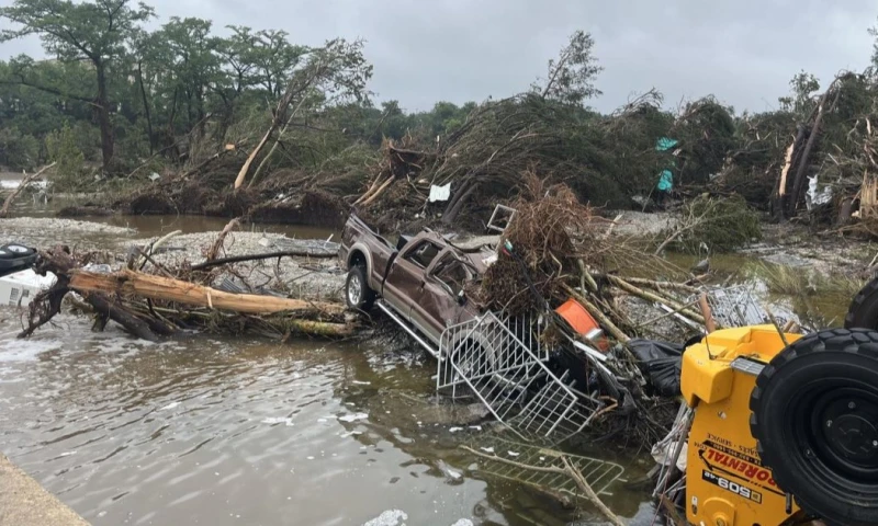 Desde la madrugada del viernes, equipos de rescate y voluntarios están recorriendo las regiones afectadas en búsqueda de víctimas / Foto: EFE