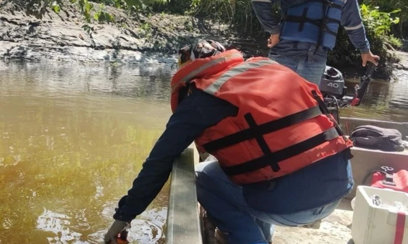  La colocación de barreras de contención y diques sobre el río Shipati se mantiene / Foto: cortesía Petroecuador 