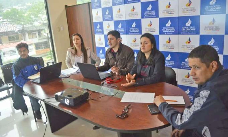Autoridades del Ministerio del Deporte y FEDE Zamora finiquitando detalles para la realización de los Juegos Binacionales. Foto: La Hora